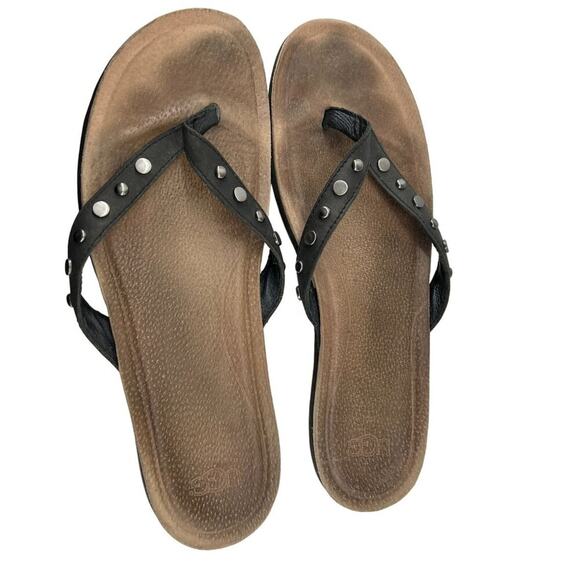 Ugg Lyndi Flip Flops Black Leather Sandal 1006357 Silver Stud Womens 10 - Picture 1 of 6